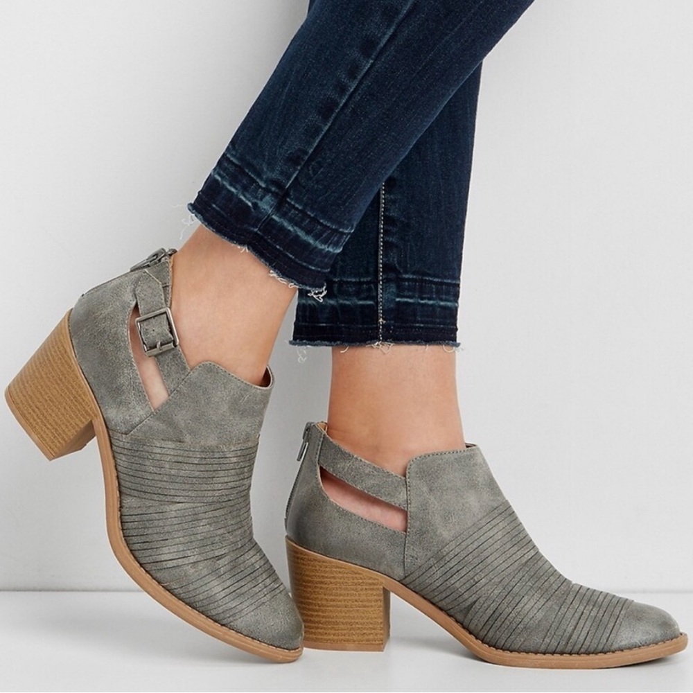 New Maurices Darla Gray Open Side Faux Leather Booties, Ankle Boots Shoes size 8